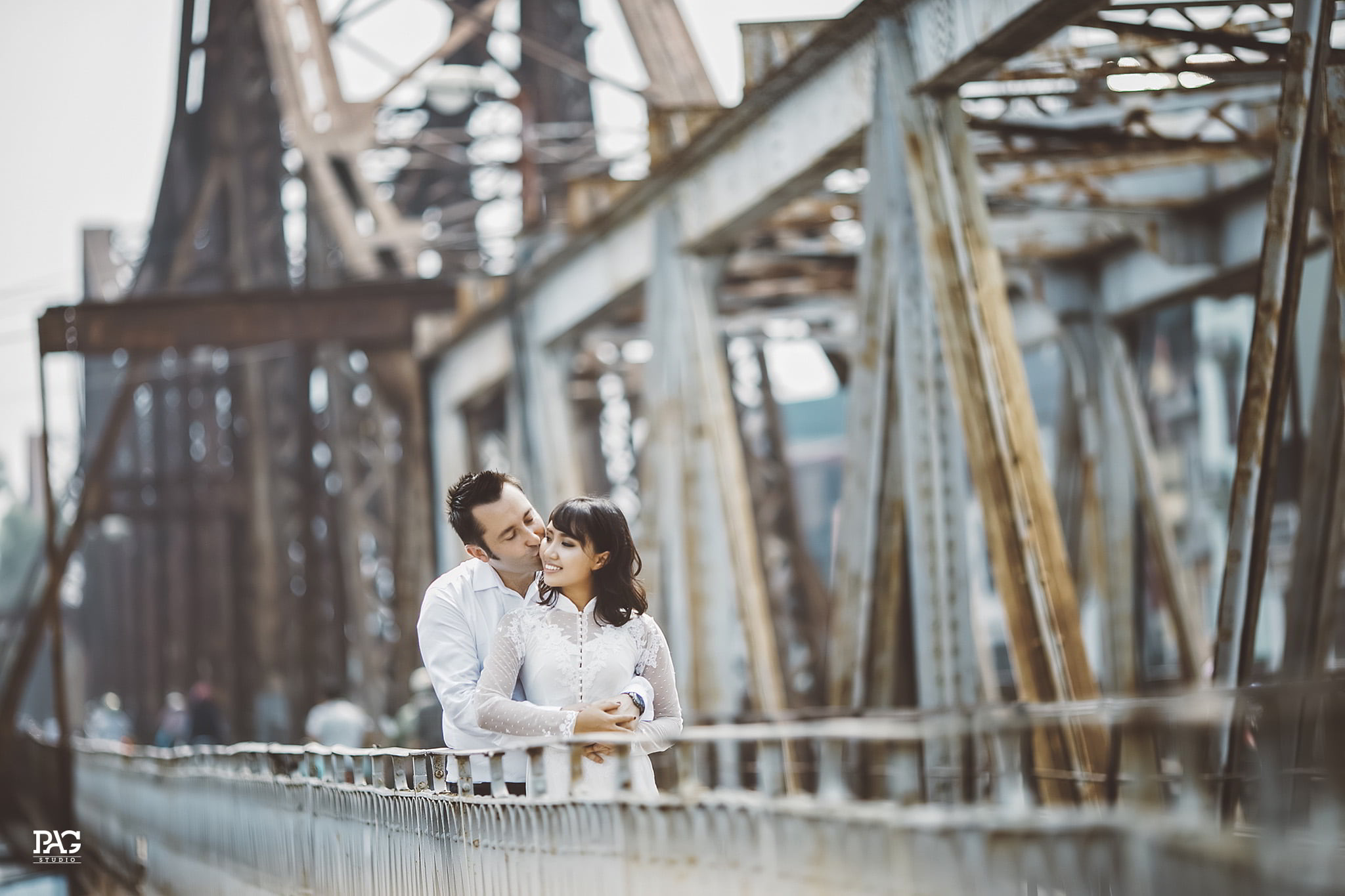 Image result for ảnh cưới ở cầu long biên